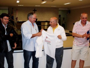 Real La Plata entrega camisa ao presidente da Câmara Tarcísio Ribeiro.